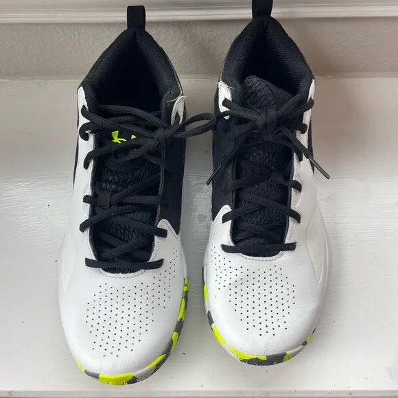 Under Armour basketball sneakers men’s 10.5 women’s 12 black with camo - Picture 2 of 10